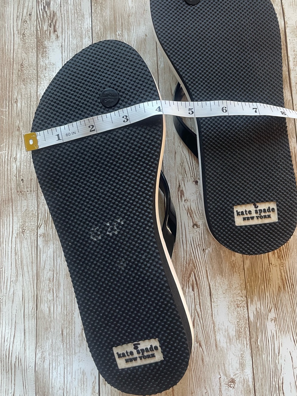 kate spade NY Nova Sandal Black & White Floral Bow Gold Charm Flip Flops W9 GUC - Picture 9 of 12